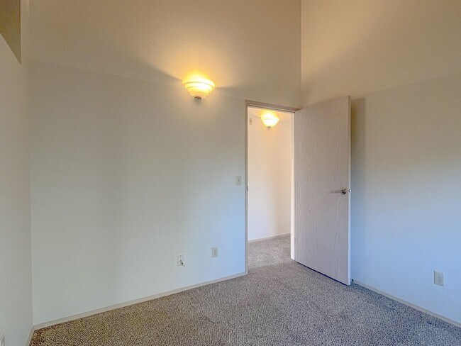Building Photo - Natural Light Filled 2bd/2bth Loft Condo in Crown Hill, $2,550/mo.