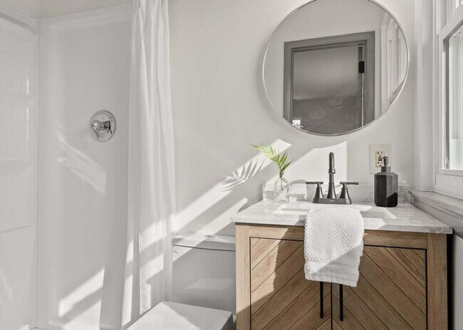 Building Photo - Charming Chattanooga Home in Prime Location!