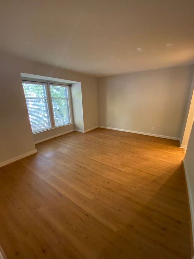 Building Photo - Updated Flooring and Bathroom! ~ 2 bedroom...