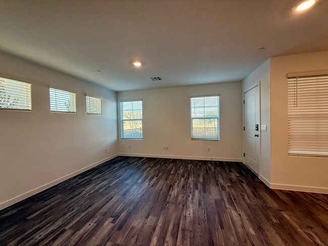 Building Photo - BRAND NEW 3 BED 2.5 BATH 2 CAR GARAGE TOWNHOUSE W/ LOFT IN CADENCE COMMUNITY