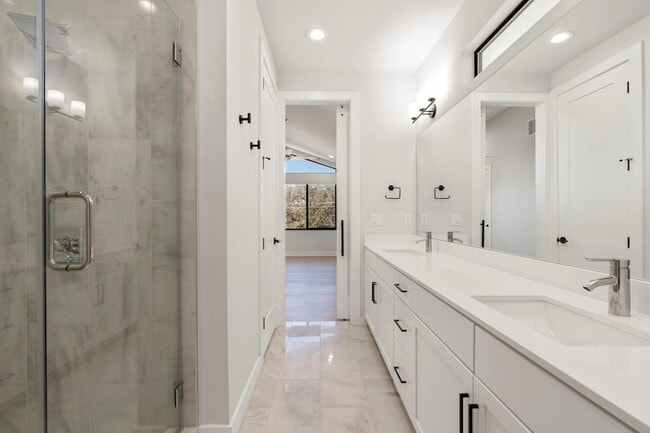 Building Photo - 1405 Perez St