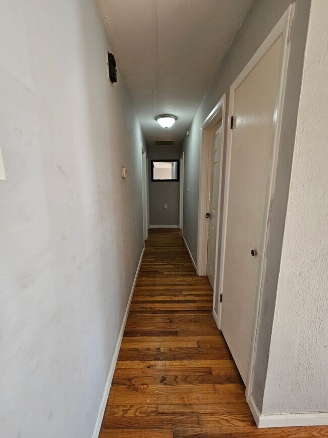 Building Photo - 3 bedroom with hardwood floors