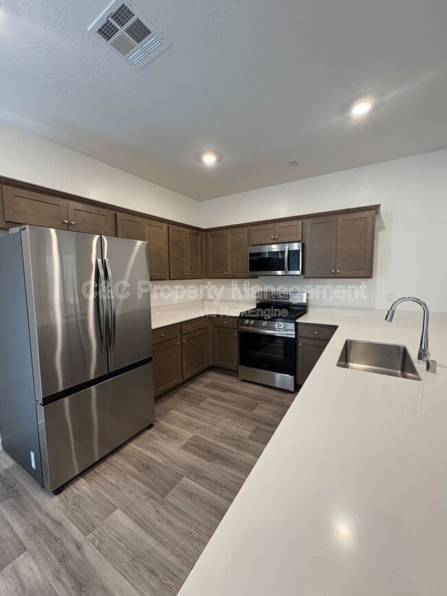 Building Photo - 1024 Deerhorn Dr W