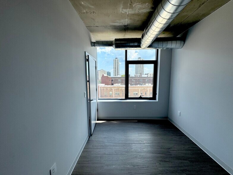 Building Photo - 4539 N Sheridan Rd