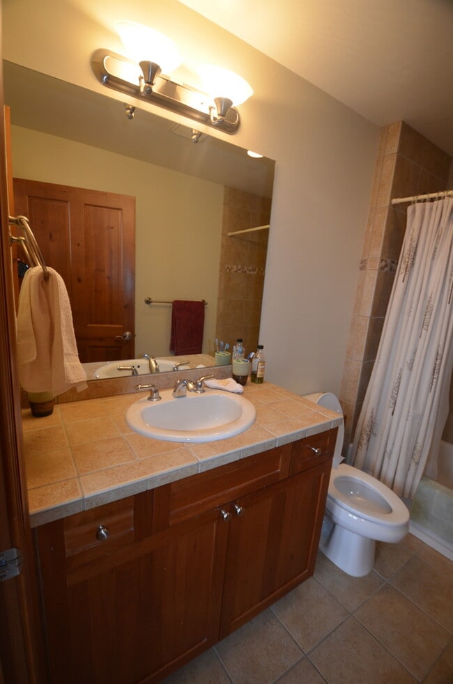 Building Photo - Highlands Green Lodge! Updated One Bedroom close to Main Street! SUMMER ONLY RENTAL!