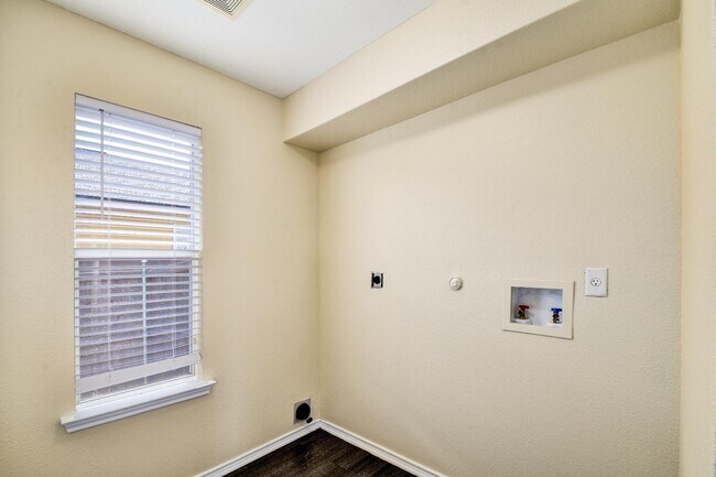 Building Photo - 410 Cardinal Way