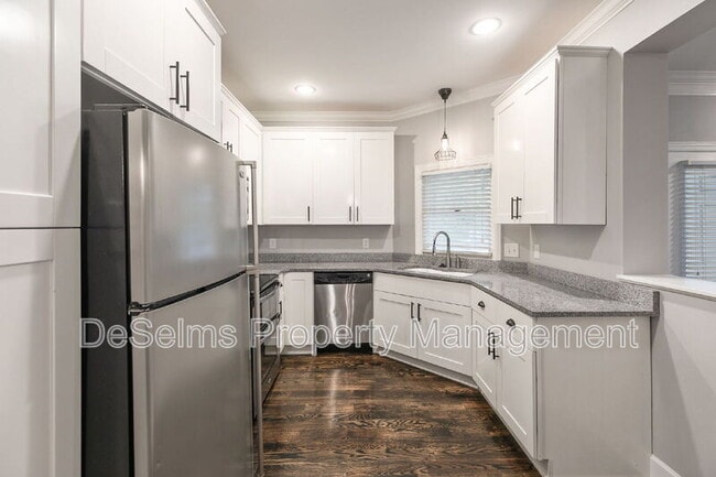 Building Photo - 210 Ashlawn Ct
