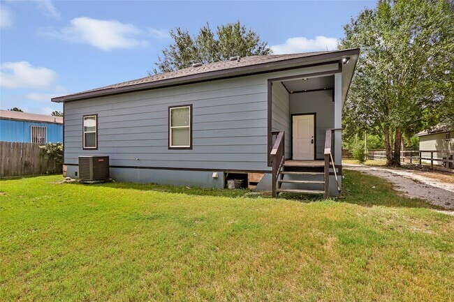 Building Photo - 1031 County Rd 3404