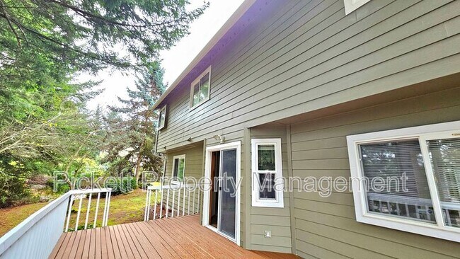 Building Photo - 12220 Ravena Pl NW