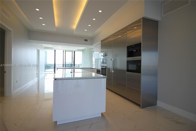Building Photo - 5000 Island Estates Dr
