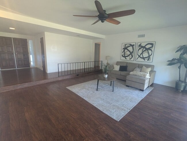 Building Photo - 3 Bed - 2 Bath House with Solar & Mountain...