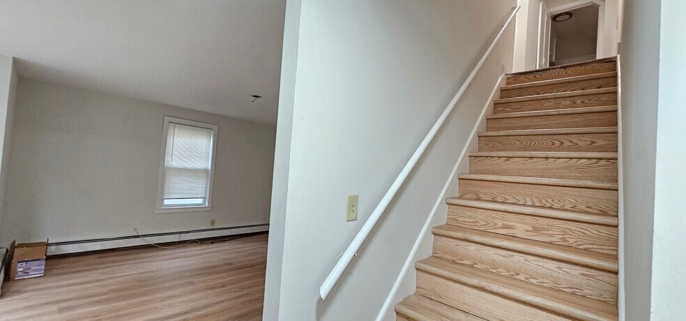 Building Photo - 17 Sanborn St