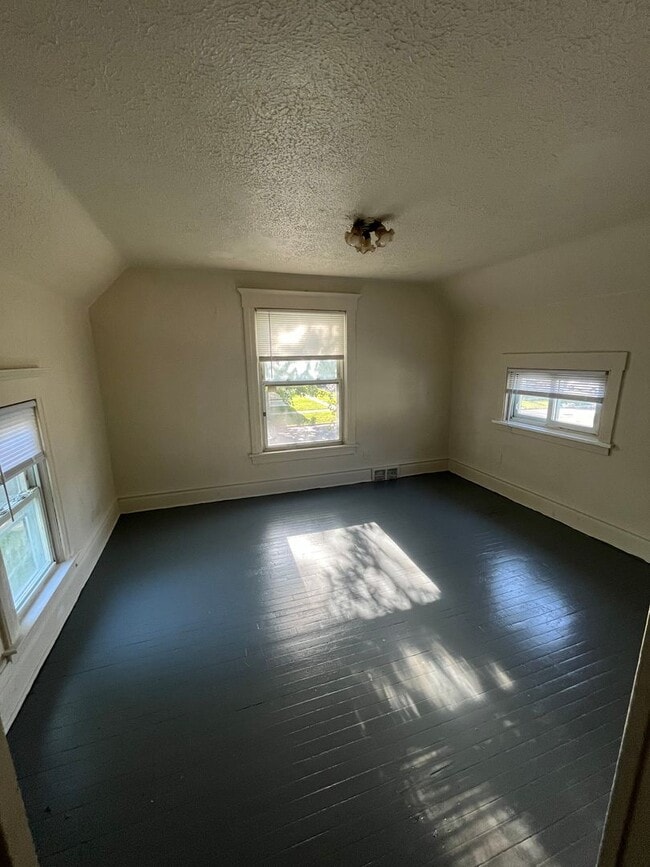 Building Photo - 4 bedroom 2 bath home in Rockford