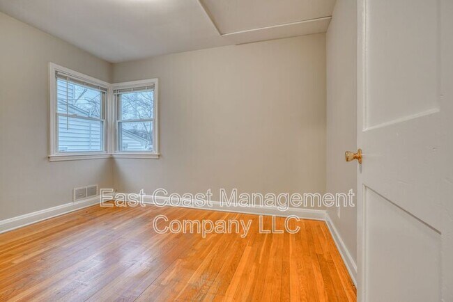 Building Photo - 9616 Mason Ave