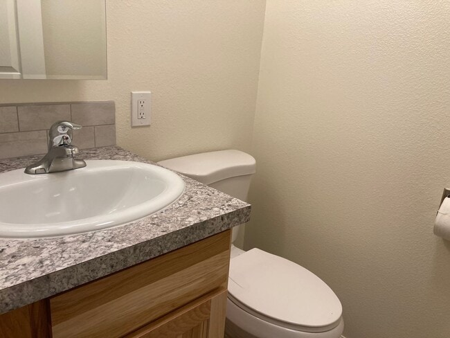 Building Photo - 1527 Santiam Hwy SE