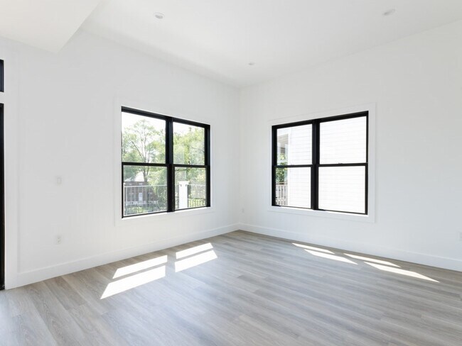Building Photo - 625 Dorchester Ave