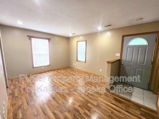 Building Photo - 751 SE Pinecrest Dr