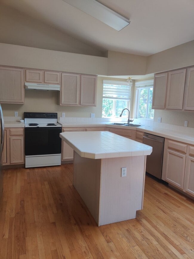 Building Photo - Beautiful 4 Bedroom Ranch Style Home Avail...