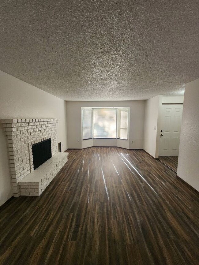 Building Photo - Nice 2 Bedroom Duplex in Edgewood!