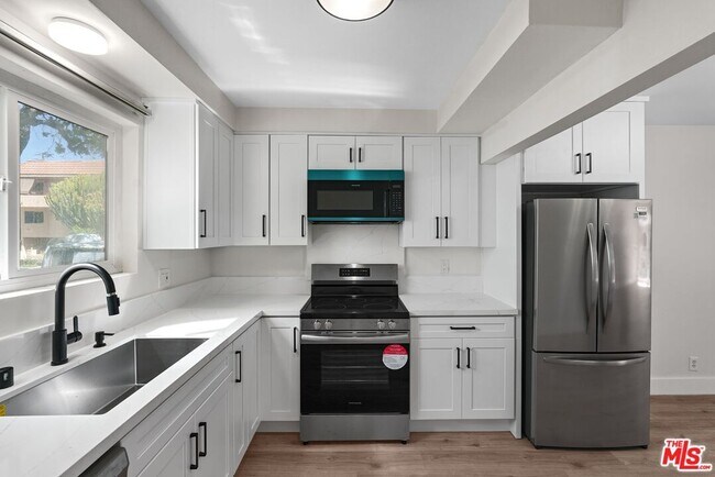 Building Photo - 1031 N Laurel Ave