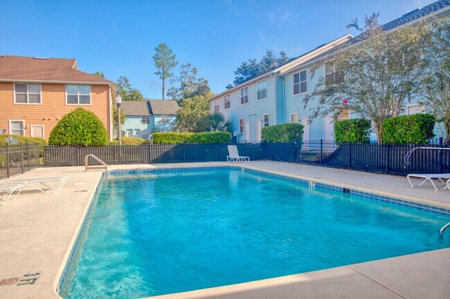 Building Photo - Spacious townhome in Kensington North