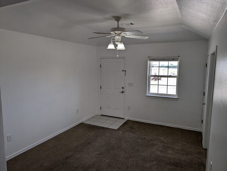 Vaulted ceiling and ceiling fan in living room - 200 N Fairview St