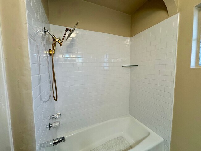 Building Photo - North Campus Gem!