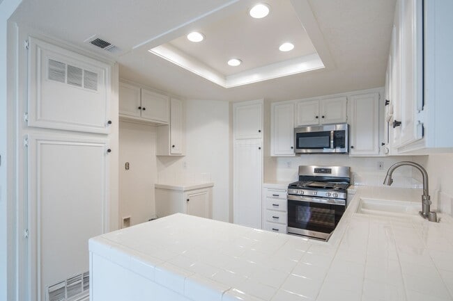 Building Photo - Townhome in Lake Forest