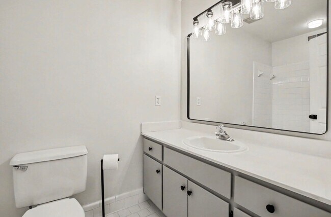 Building Photo - GreenHills Condo!