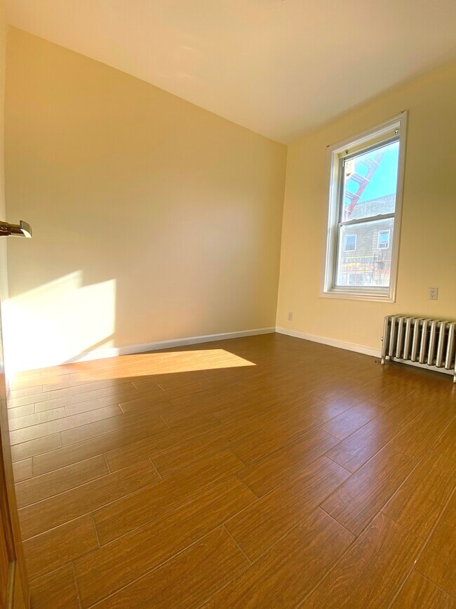 BEDROOM - 336 Knickerbocker Ave