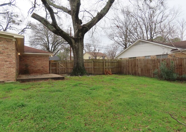 Building Photo - Expansive 3/2 Home in Tyler w/Additional Den and Living Room!