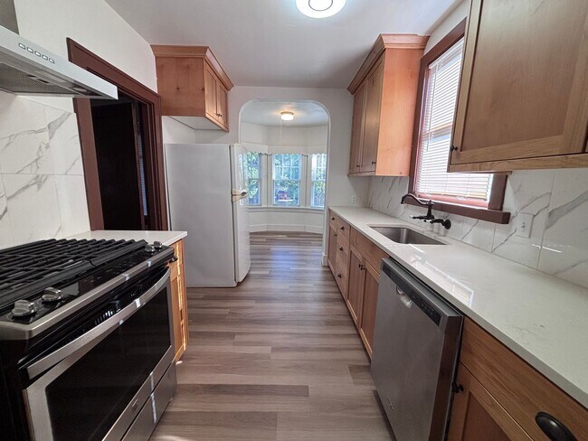 Building Photo - Newly updated 4 bedroom house in Laurelhurst neighborhood!