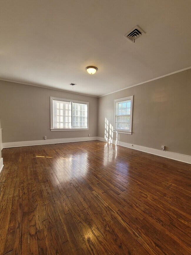 Building Photo - Spacious Blackstone Three Bedroom!