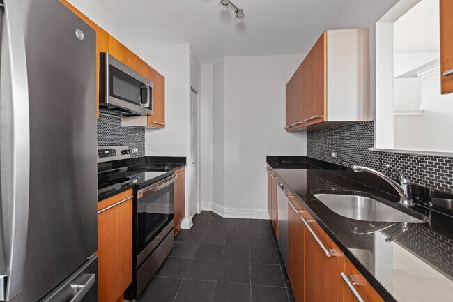 Building Photo - Unique & Extra Spacious Printers Row 1 Bed + Den! Over 900 Sq Ft! Ready for Move In!