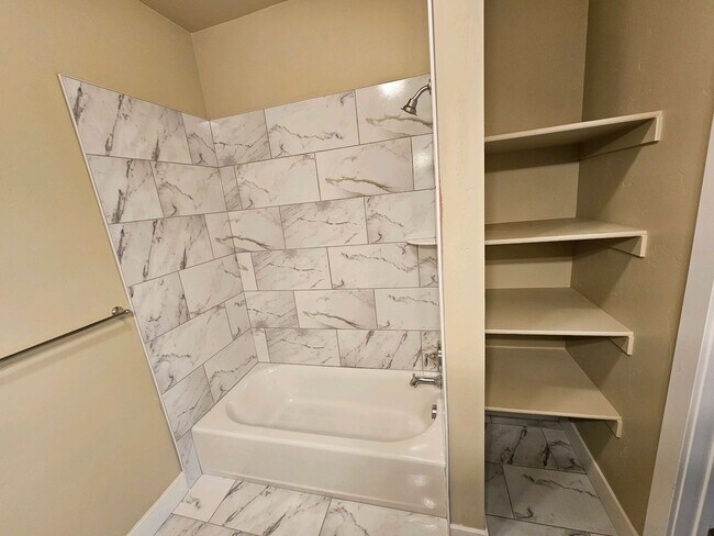 Building Photo - GORGEOUS Downtown Unit!!!