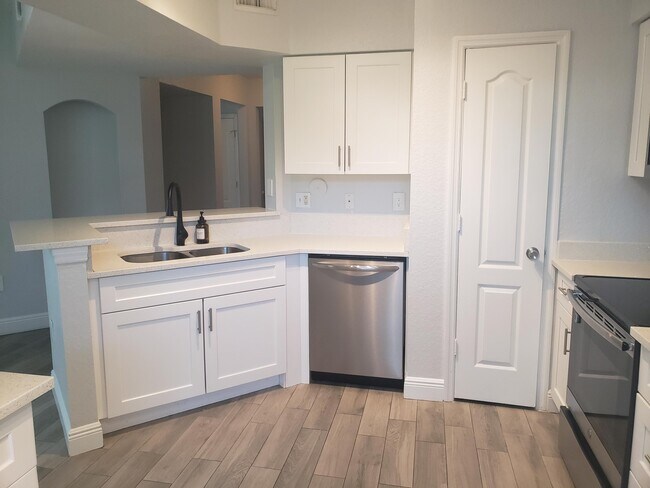 Building Photo - 909 Belmont Pl