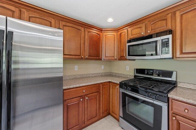 Building Photo - 41 Village Dr