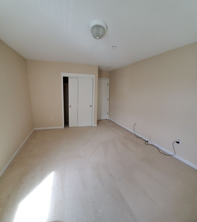 Building Photo - Wonderful 5bd / 3.5ba with 2 master suites