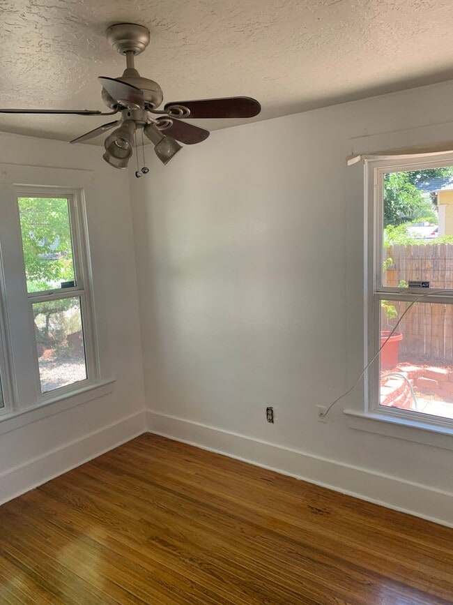 Building Photo - ***Cozy 2 bedroom 1 bath with GATED parkin...