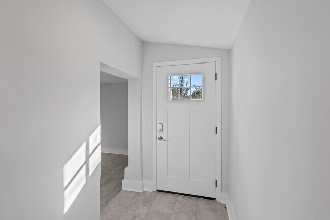 Building Photo - Carriage house in Twickingham