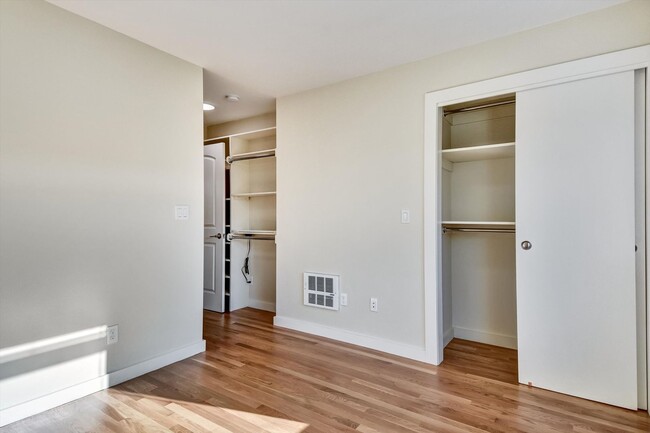 Building Photo - Spacious and Tastefully Remodeled Upper Flat