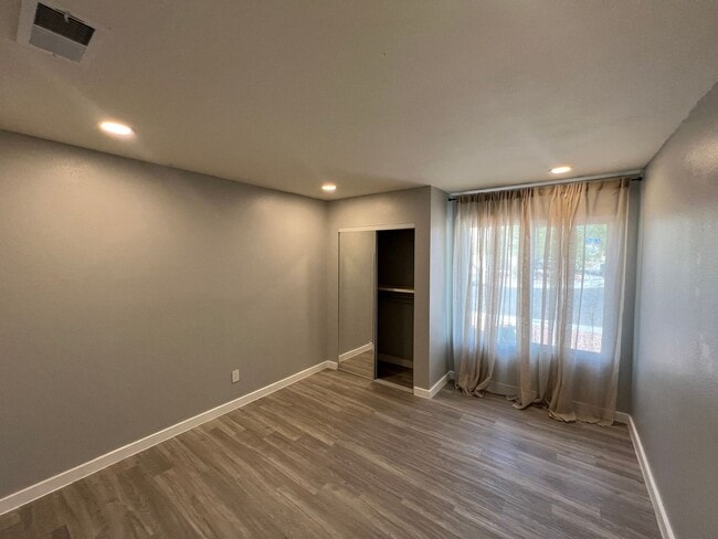 Building Photo - 1 story 2 bedroom with Huge backyard