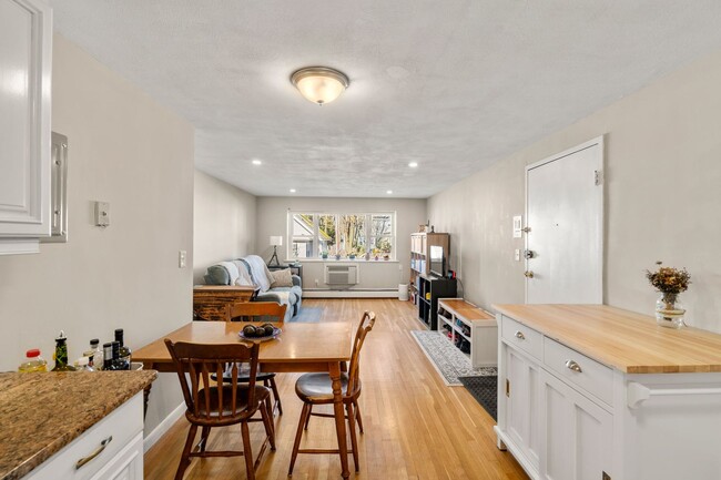 Building Photo - Modern Kitchen - Natural Light - Close to ...