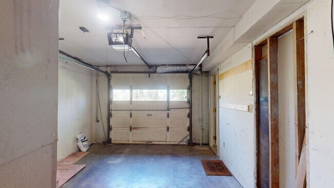 Building Photo - Lake Oswego/ Palisades - Hardwoods, Finished Daylight Basement with Bonus Rooms, Pet Friendly