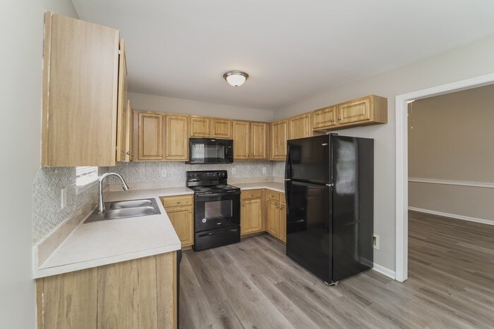 Building Photo - 9421 Dewey Dr