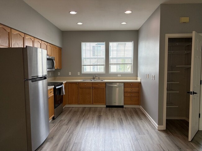 Building Photo - Beautiful Murrayhill Townhome with Dual Primary Suites & Private Backyard!
