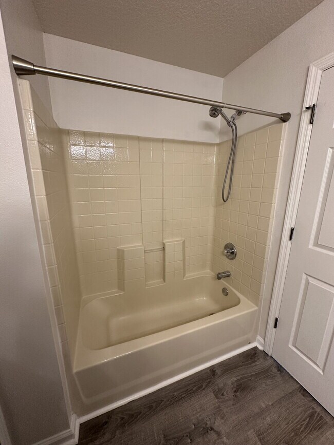 Building Photo - Beautiful Townhome