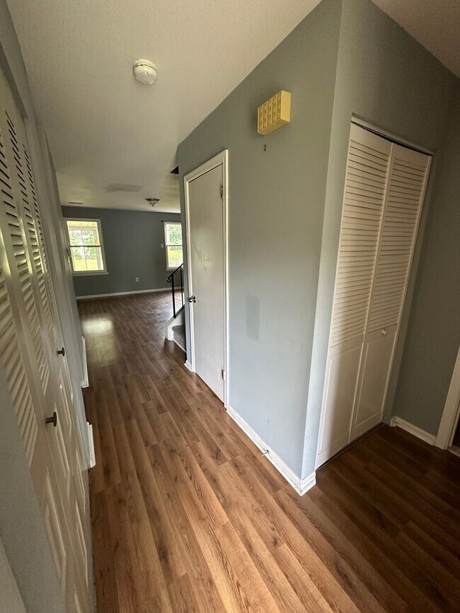 Building Photo - Nice 2 bedroom townhome with a view!