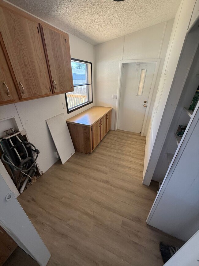 Building Photo - Gated area 3/2 Granbury