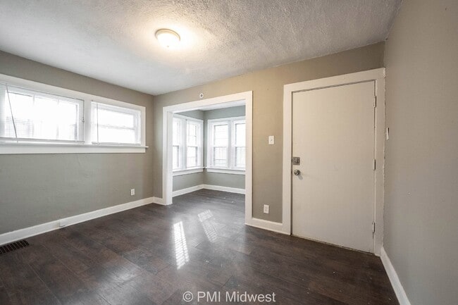Building Photo - Charming 1 Bed Duplex with Full Bath in Indianapolis!